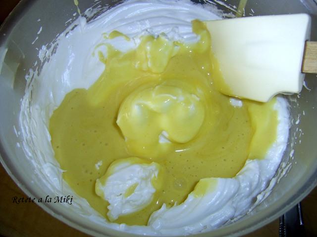 Tort cu mousse de ciocolata si crema de capsuni