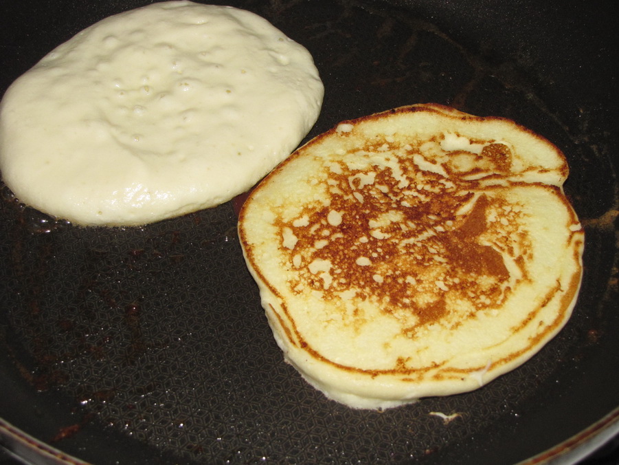 Pancakes cu ricotta si fructe de padure