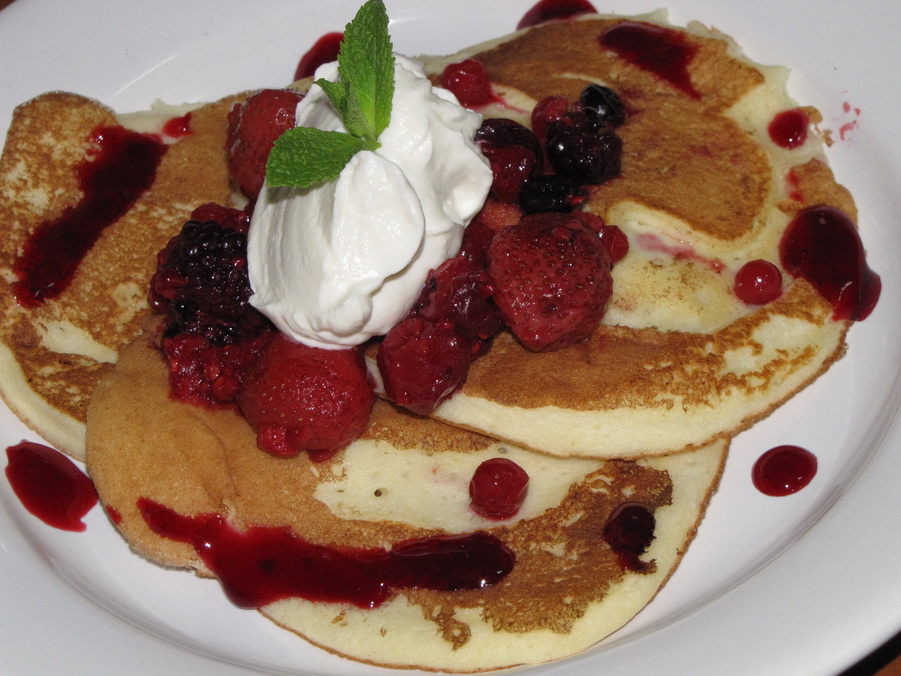 Pancakes cu ricotta si fructe de padure