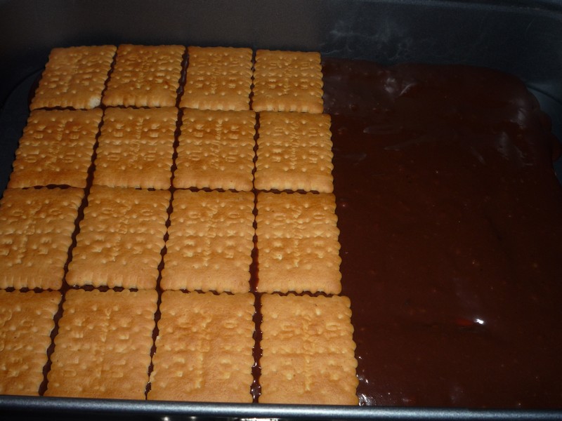 Tort de biscuiti cu ciocolata si nuci