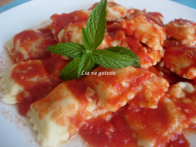 Ravioli cu carne si sos de rosii