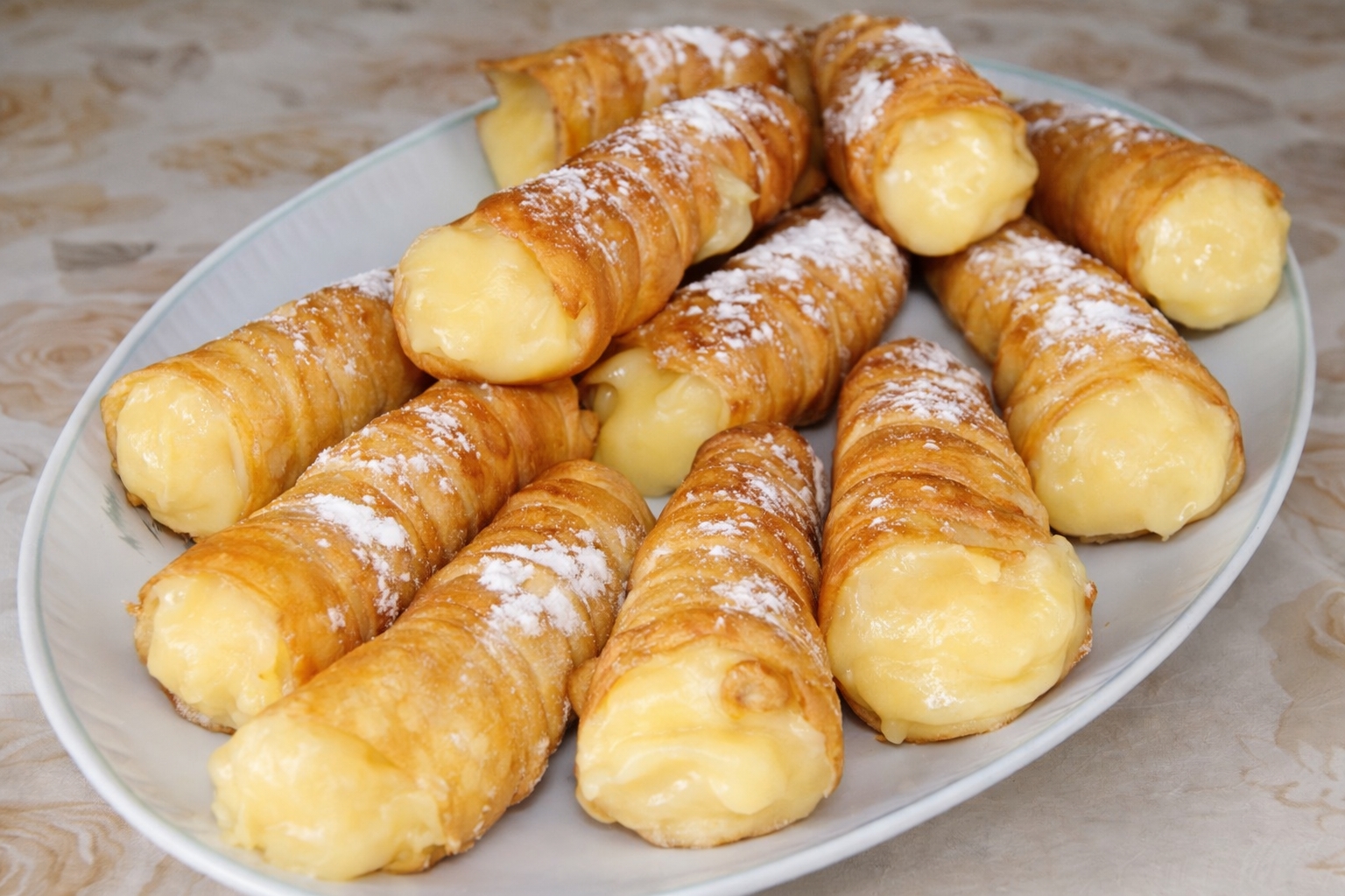 Desert Rulouri cu crema de vanilie, mai bune decat cele de la cofetarie