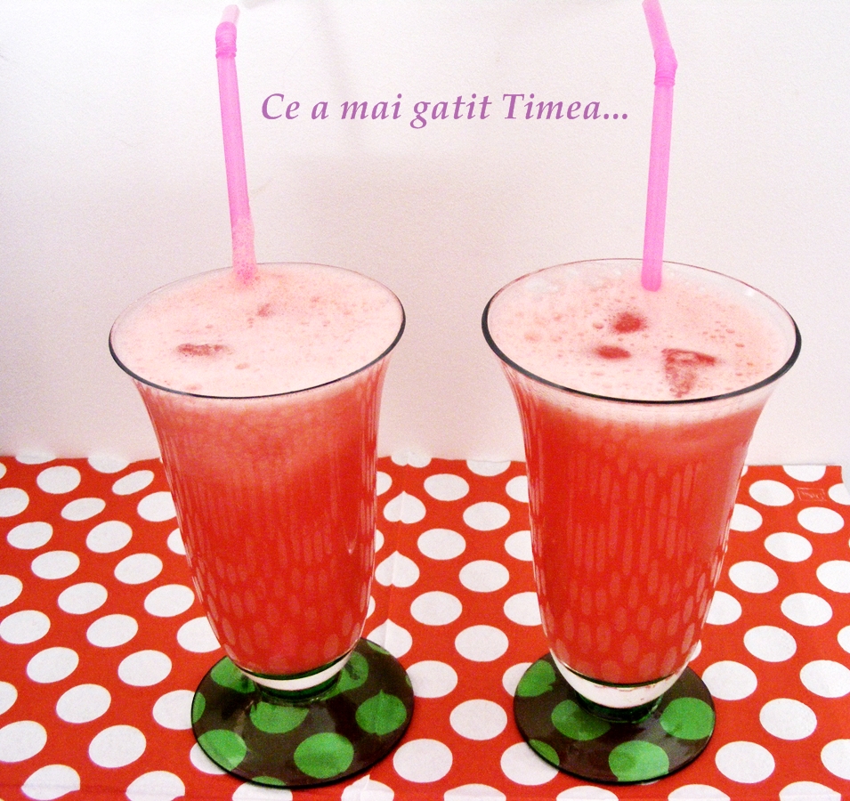 Smoothie de pepene rosu