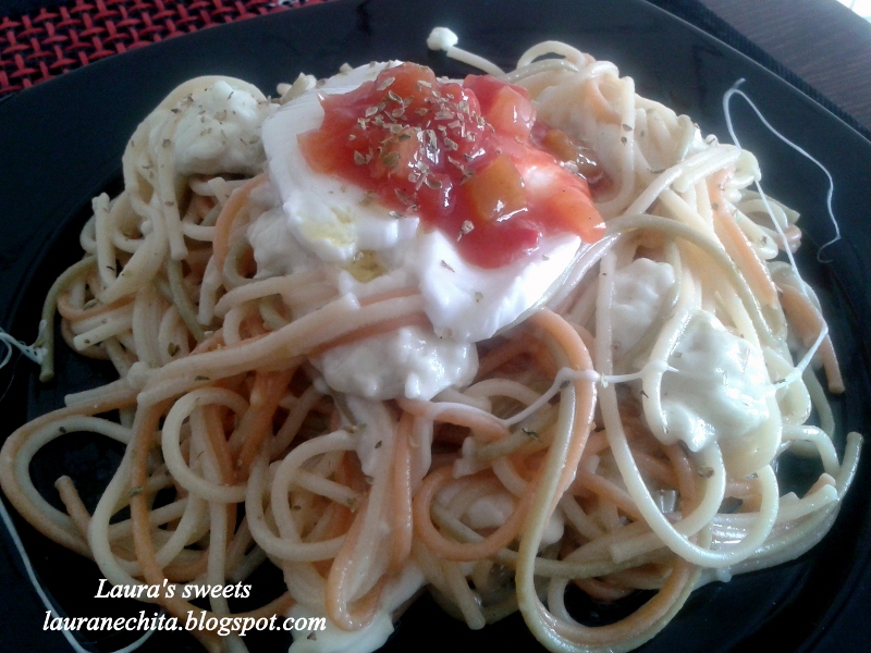 Spaghettini cu mozzarella si sos picant de legume