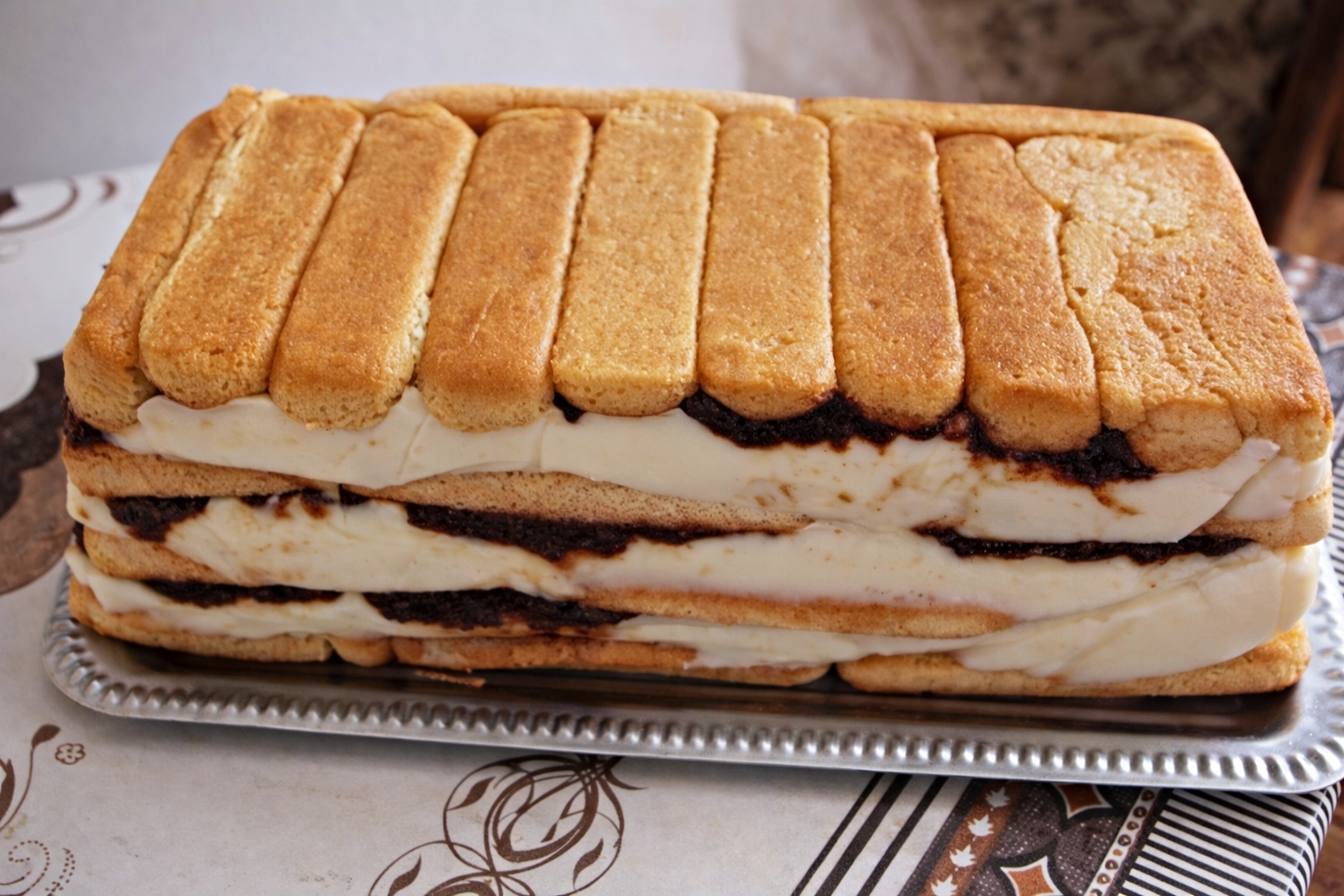 Tort cu piscoturi, crema de vanilie si gem de prune acrisor