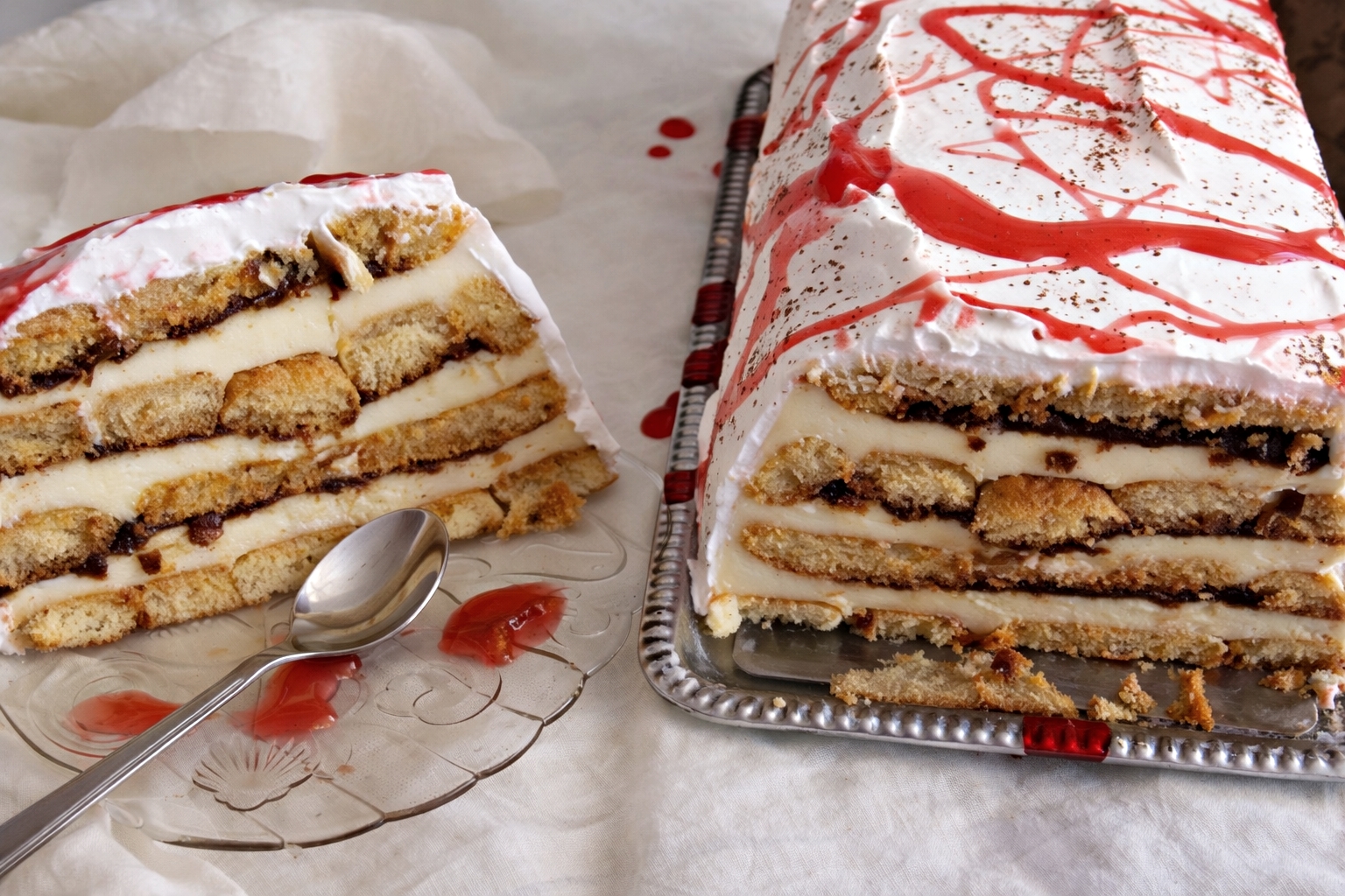 Tort cu piscoturi, crema de vanilie si gem de prune acrisor