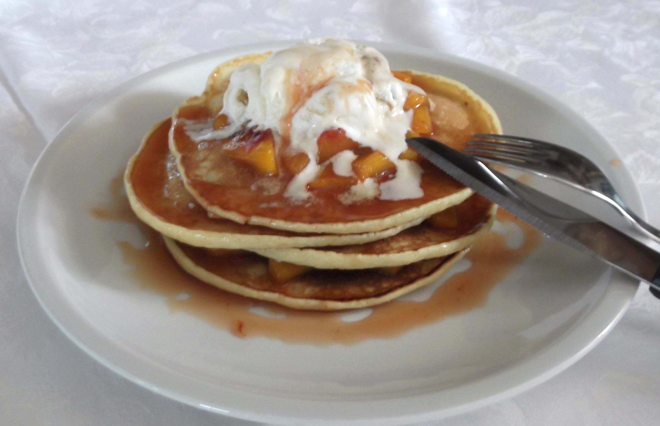 Pancakes cu piersici caramelate si inghetata..