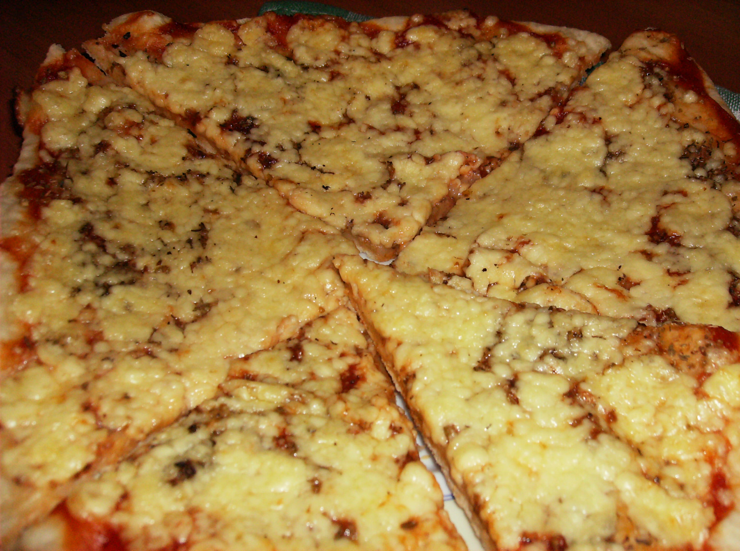 Pizza cu branza de casa