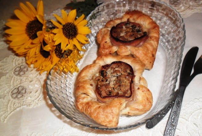 Flori din foietaj cu mixt de legume si carne tocata