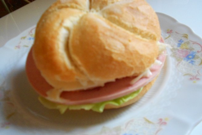 Sandwich cu parizer de vita,mozzarella si varza cu maioneza