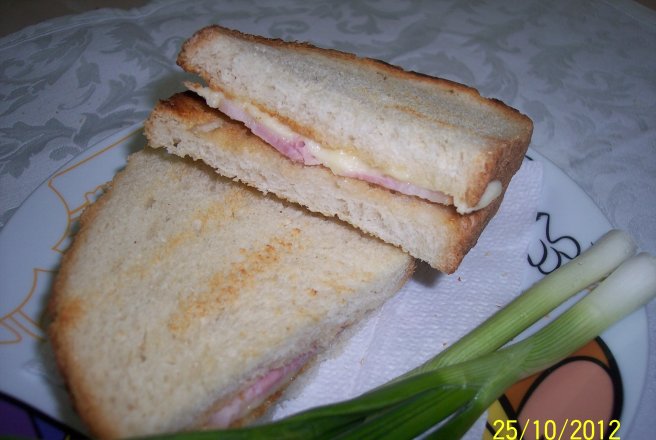 Sandwich cu rulada de porc si cascaval la tigaie