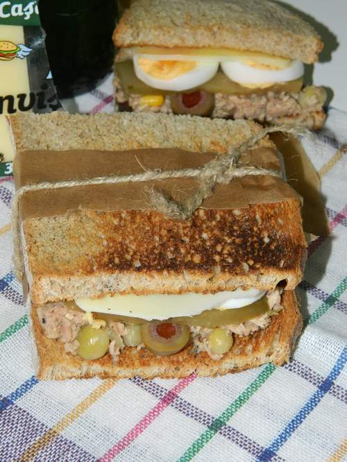 Sandwich cu ton