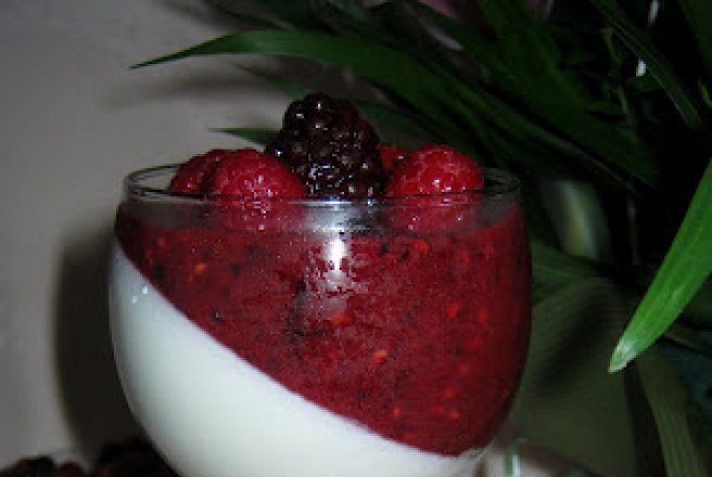 Panna cotta de lamaie cu fructe de padure