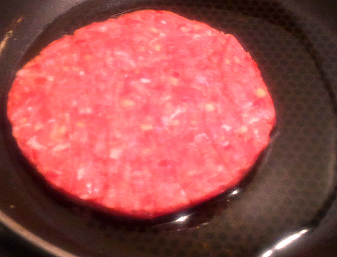 Hamburger pe pat de crema de avocado si rosii