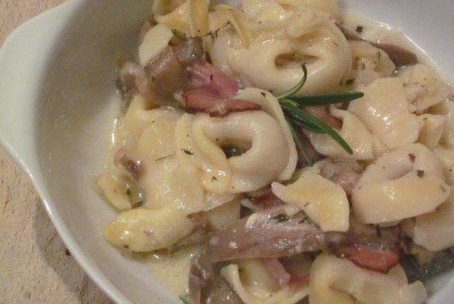 Tortellini cu prosciuto, ciuperci si sos de smantana