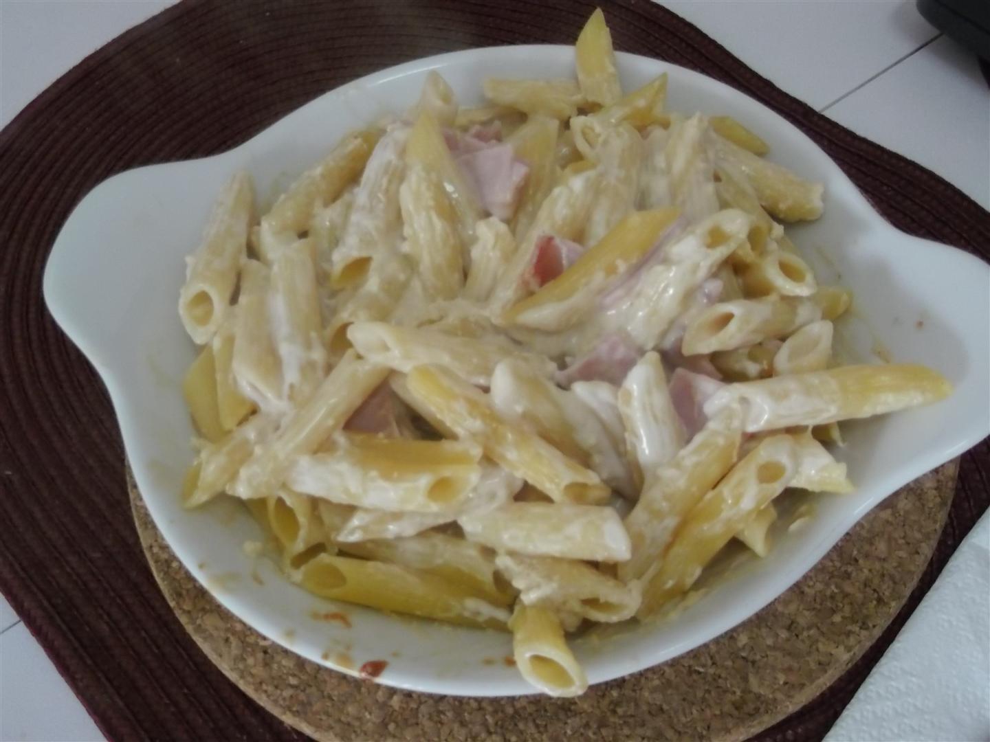 Penne cu sunca si branza la cuptor