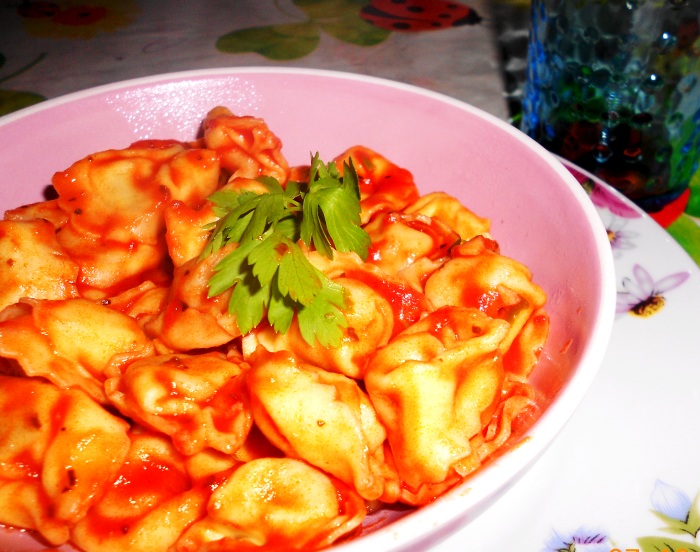 Tortellini in suc de rosii