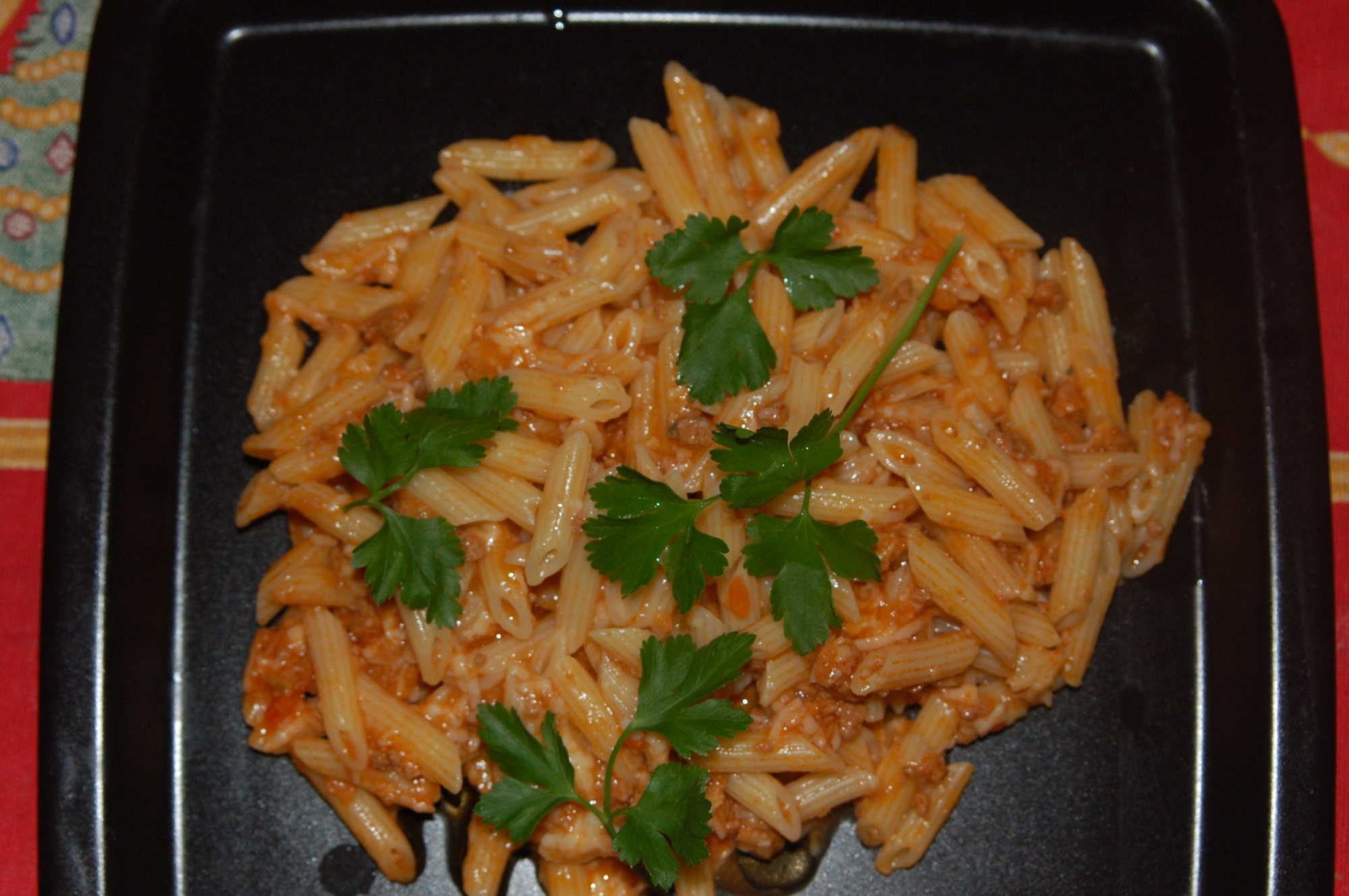 Penne cu parmezan si sos de rosii