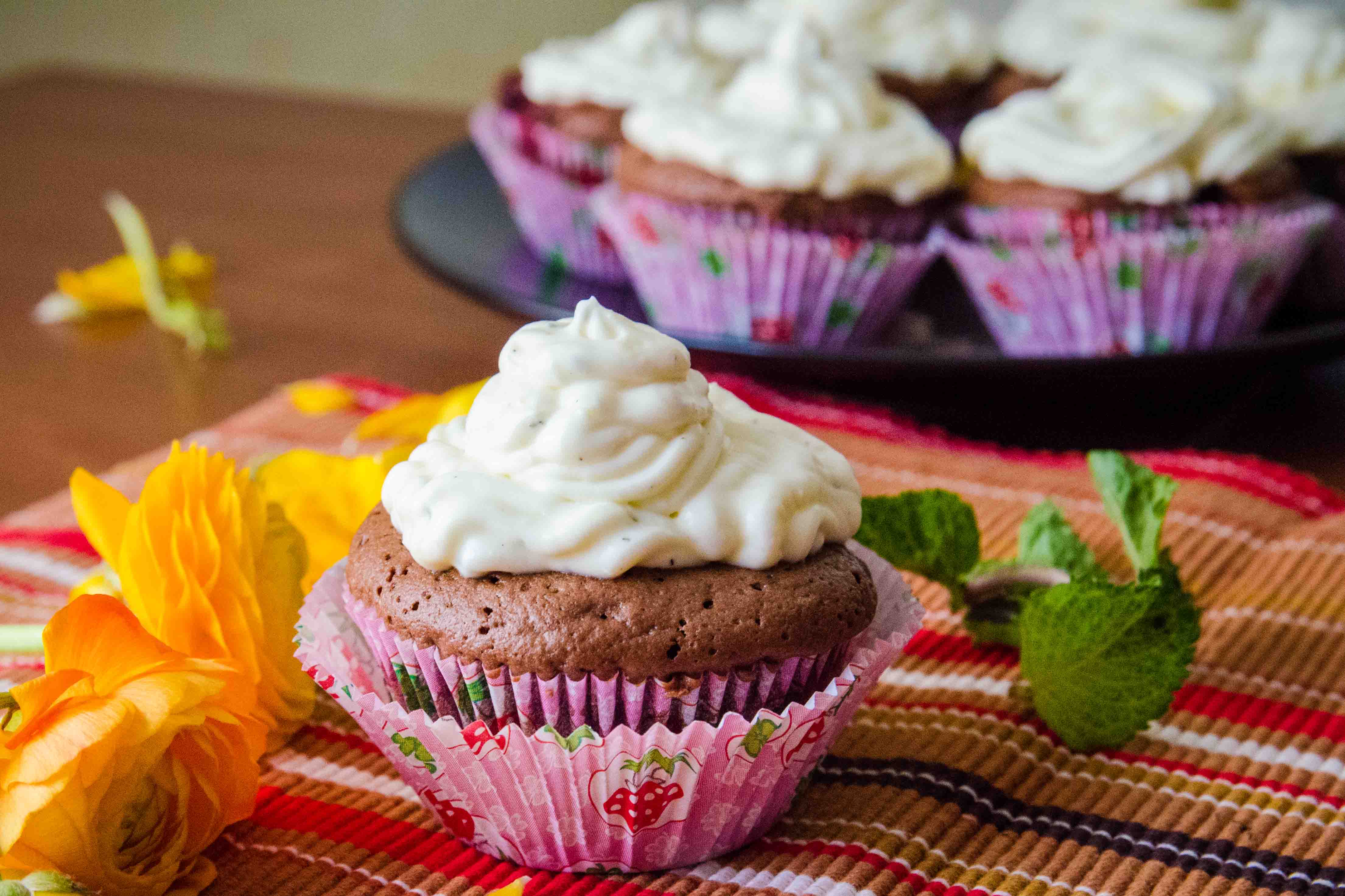 Brownie cupcakes cu capsuni si glazura de menta