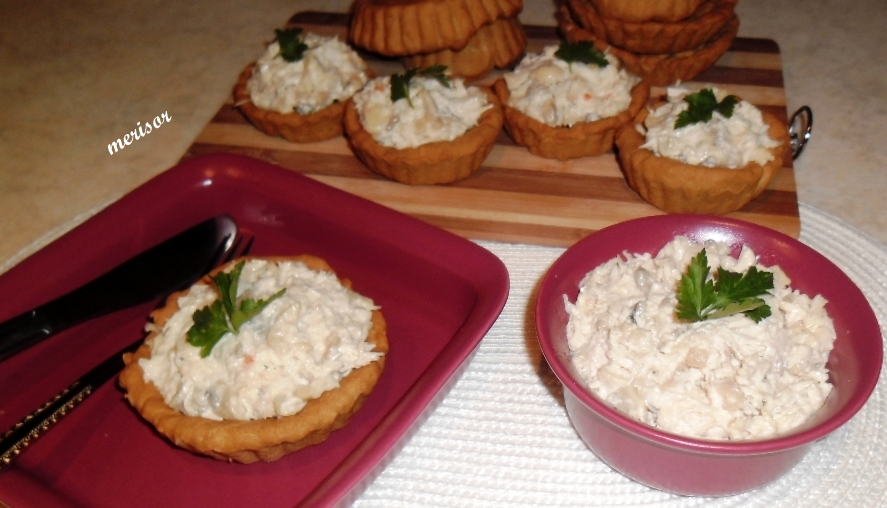 Tartine cu salata din piept de pui, ciuperci si telina