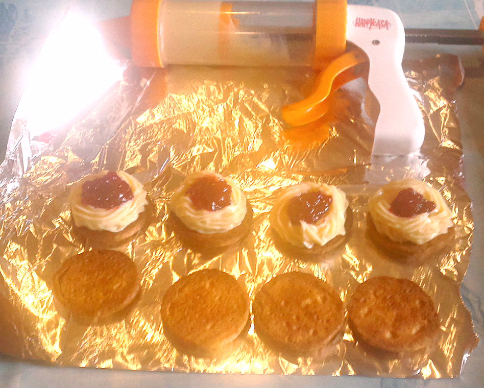 Biscuiti cu crema de vanilie si umplutura de dulceata