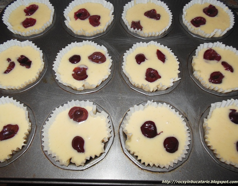 Cupcakes cu visine si crema de ciocolata