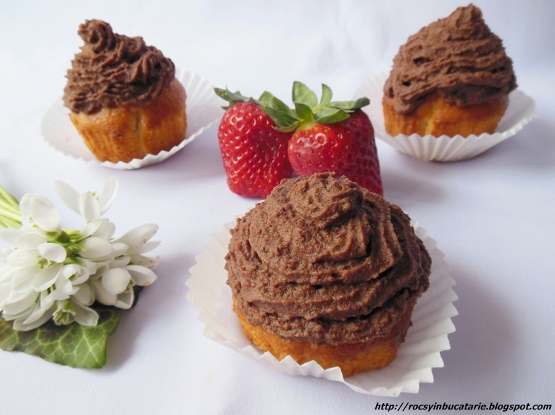 Cupcakes cu visine si crema de ciocolata