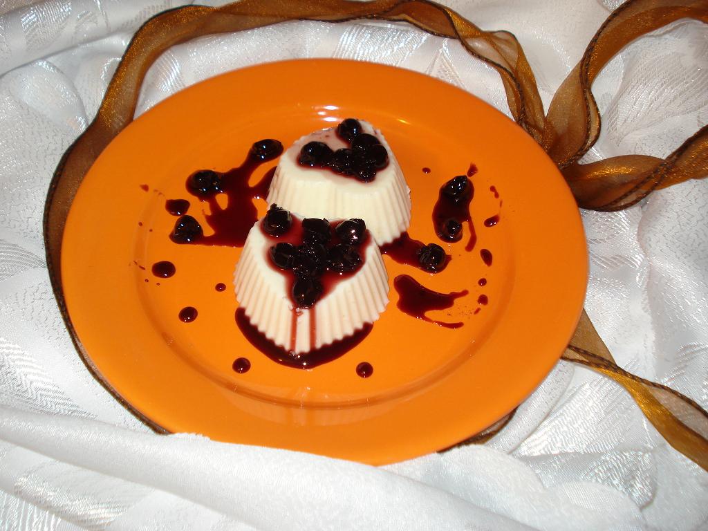 Panna cotta cu dulceata de cirese amare