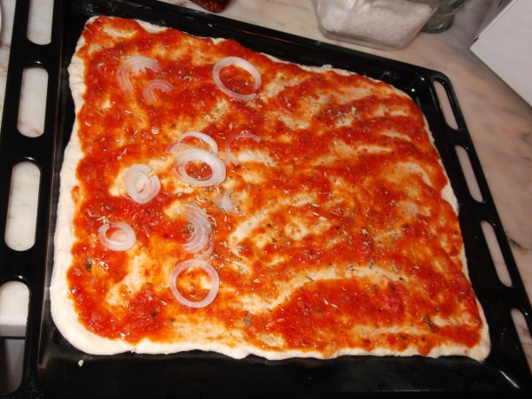 Pizza cu carnati si rosii