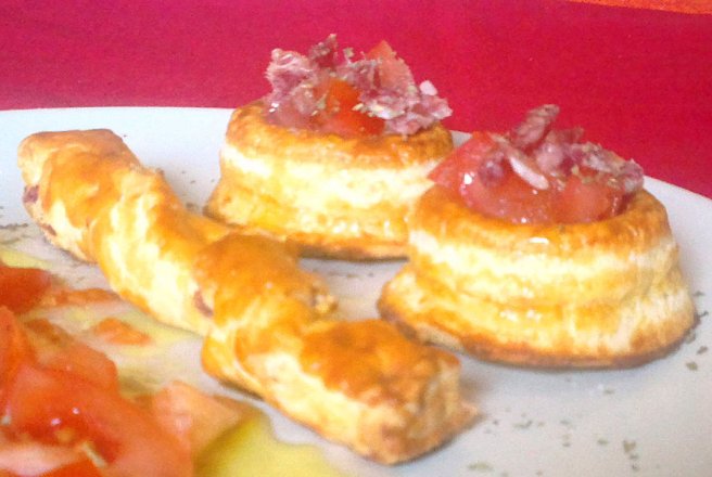 Vol-au-vent cu rosii si salam