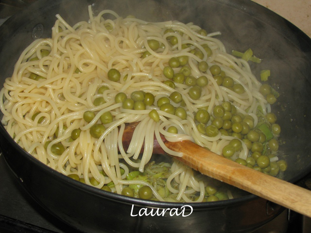 Spaghetti cu praz, mazare si pesto