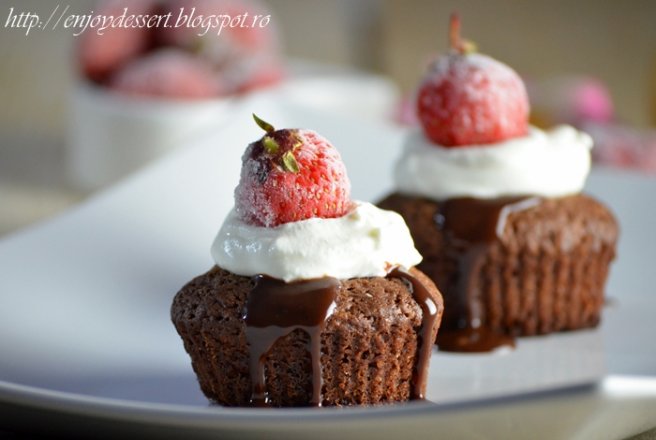 Brownie cupcakes cu menta si capsune