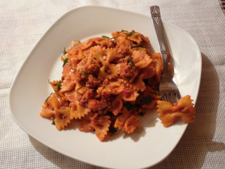 Farfalle cu carne tocata si sos de rosii