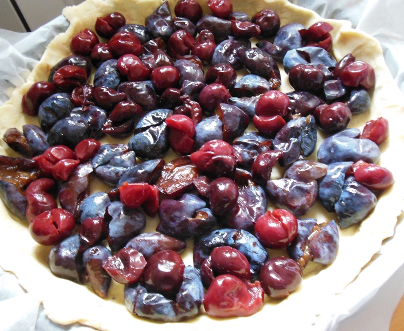 Tarta cu prune, visine si crumble