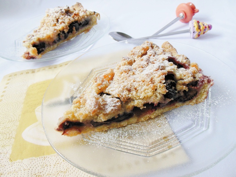 Tarta cu prune, visine si crumble