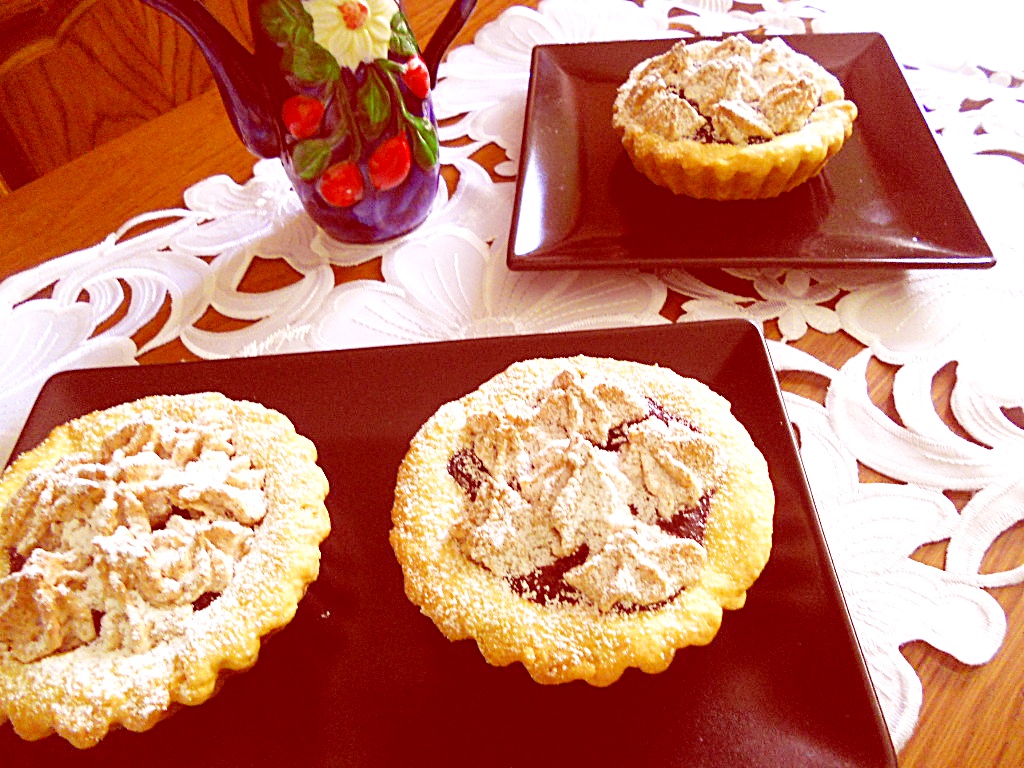 Mini tarte cu jeleu de fructe,nuca şi bezea