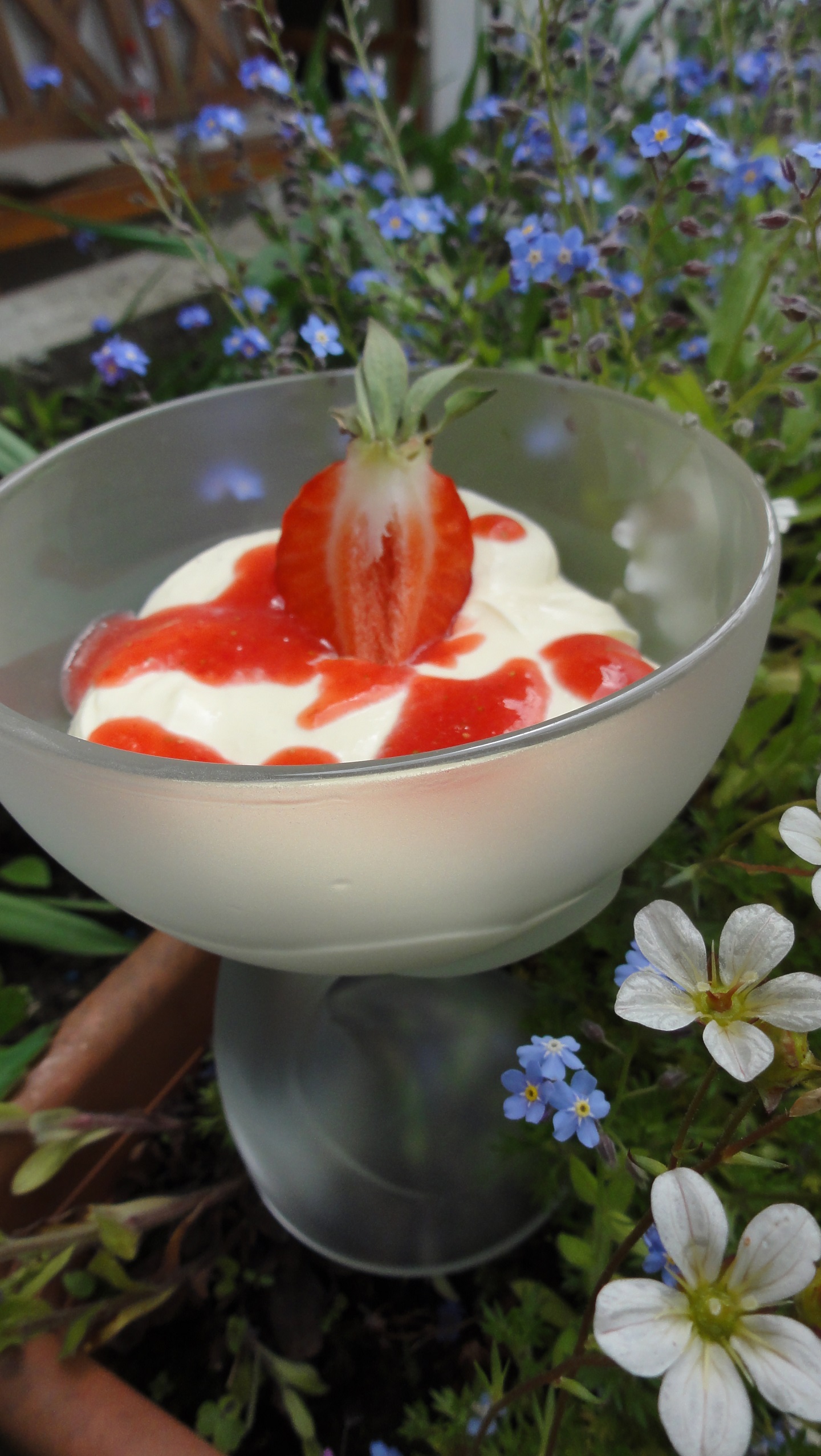 Crema cu mascarpone , capsuni si amarettini