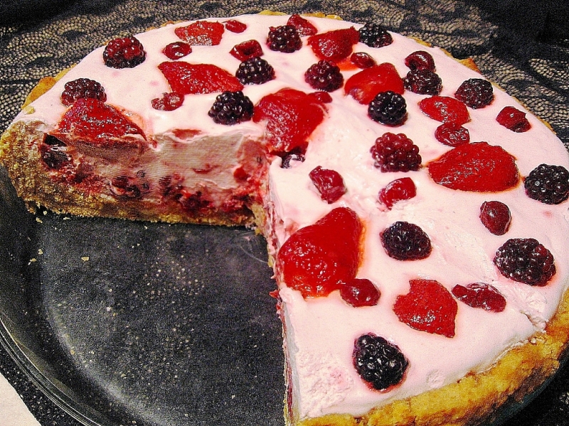 Tarta cu blat de biscuiti si fructe asortate