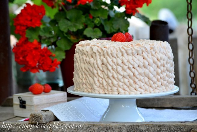 Tort cu capsune, ciocolata si mascarpone