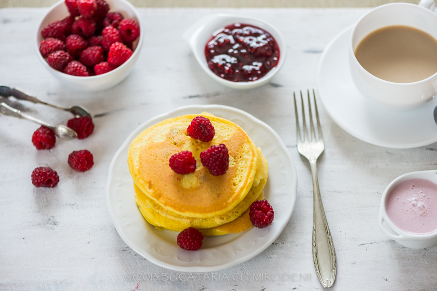 Pancakes cu merisoare si zmeura (din oua de casa)