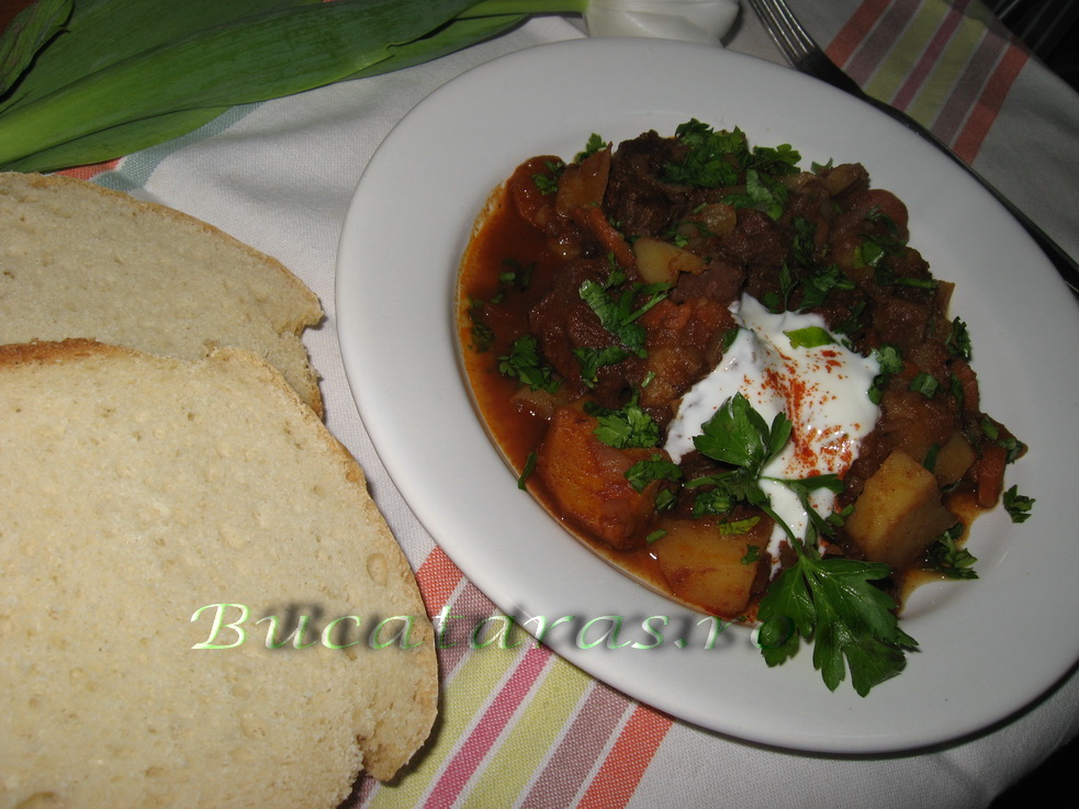 Gulas unguresc cu carne de vitel