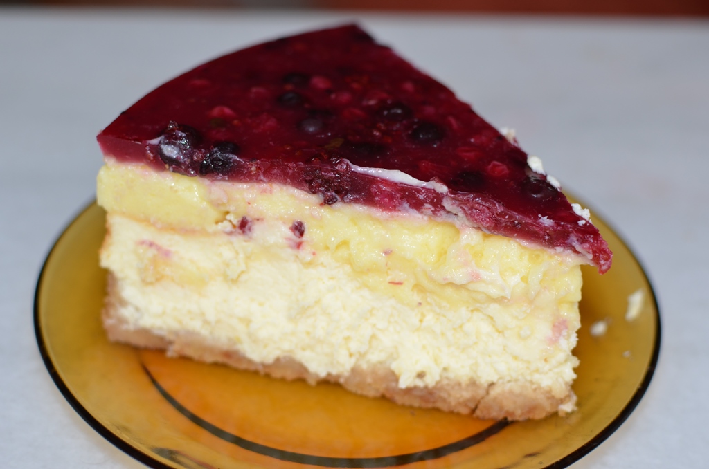 Cheesecake cu crema de vanilie si topping de fructe de padure