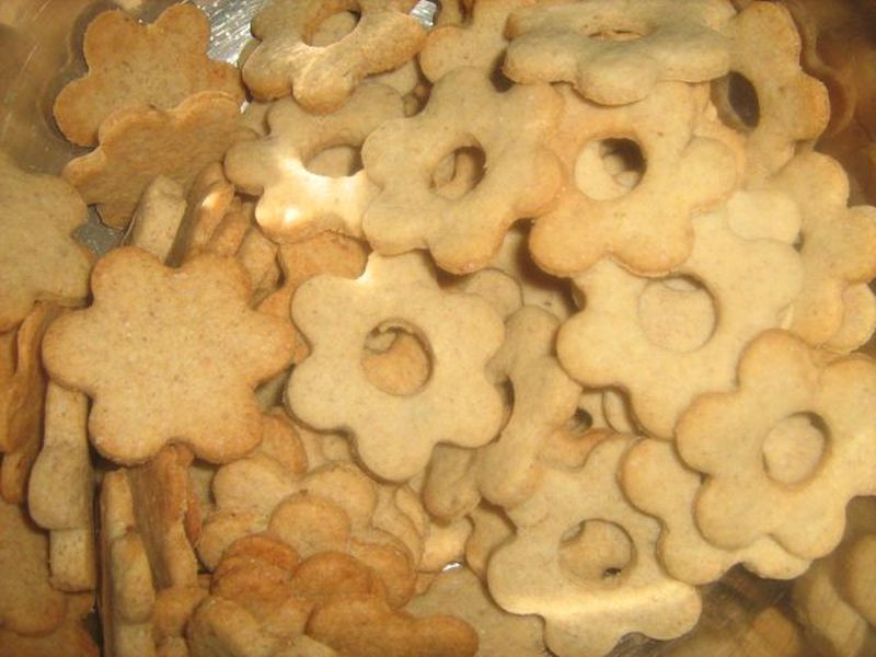 Biscuiti cu nuca si dulceata de caise