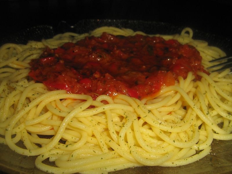 Spaghete din porumb cu sos de legume