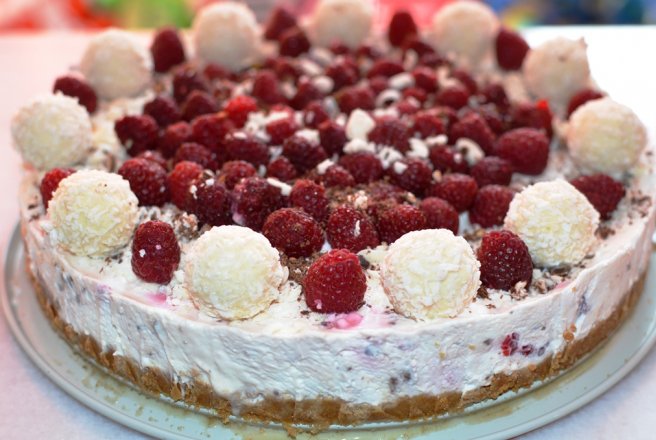 Cheesecake cu zmeura si bomboane Raffaello