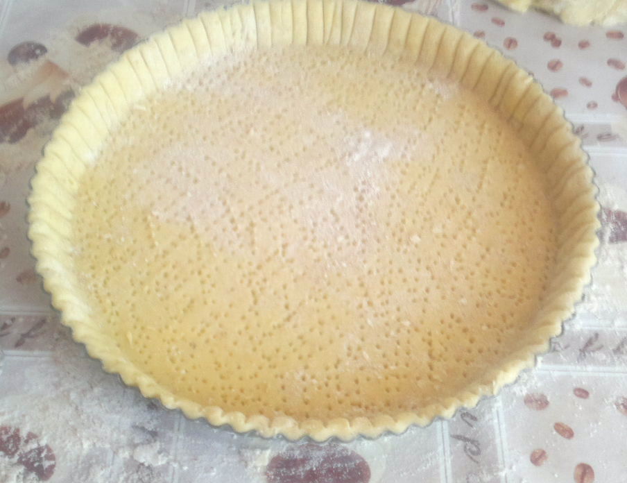 Tarta cu crema de castane si flori cu gem de zmeura