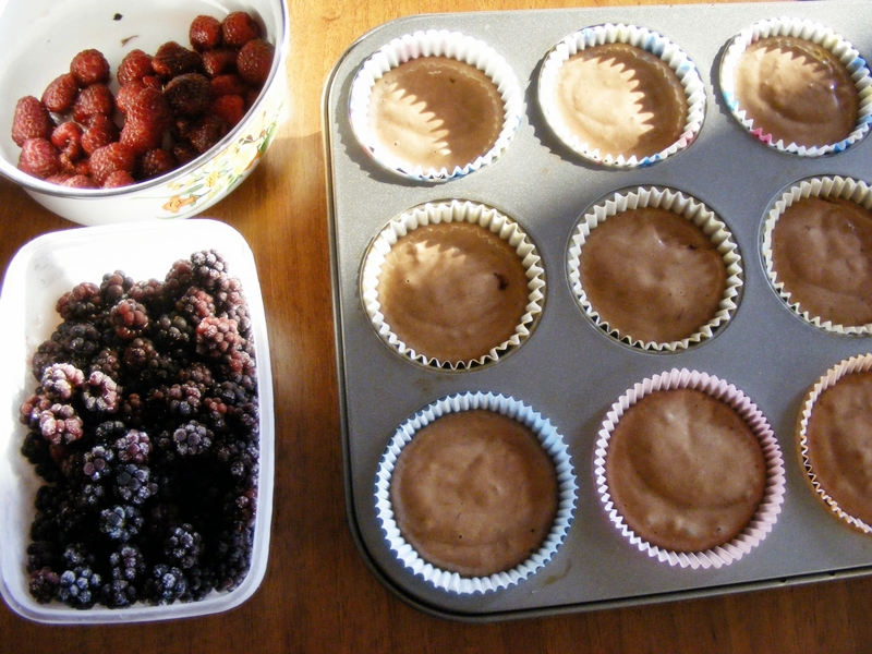 Muffins cu cacao si fructe de padure