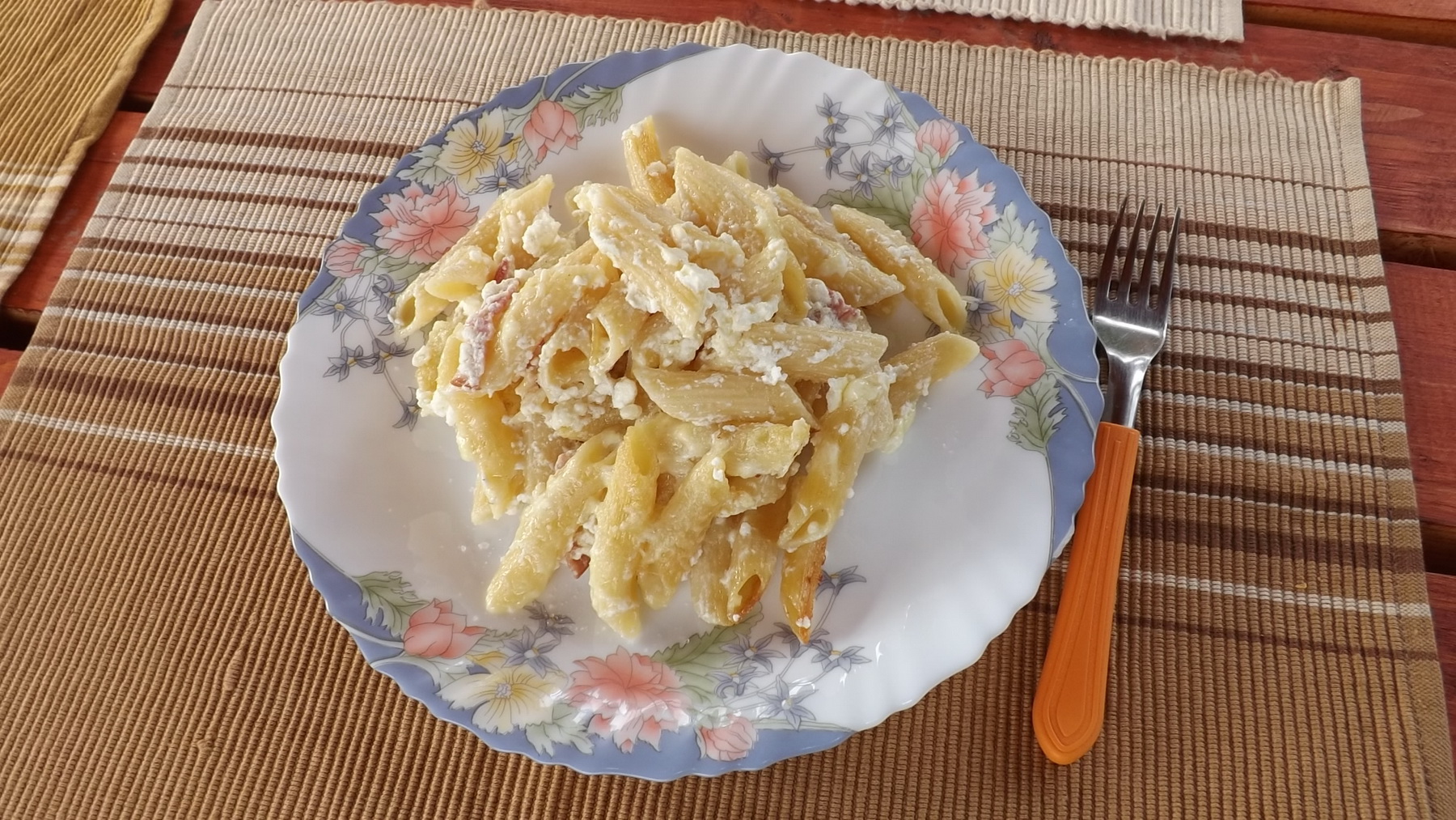 Penne cu bacon si ceva fin de la Delaco