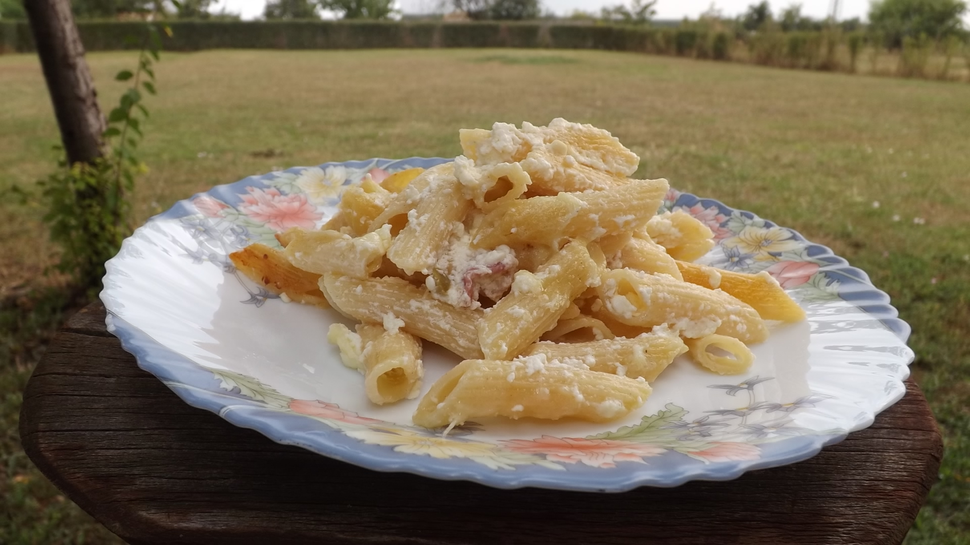 Penne cu bacon si ceva fin de la Delaco