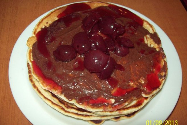 Pancakes cu dulceata de cirese si ciocolata